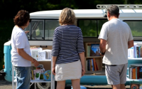 immagine con una libreria itinerante