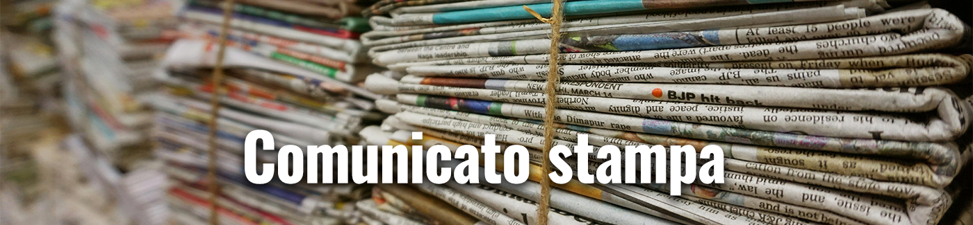 Immagine con quotidiani impilati Immagine con quotidiani impilati